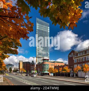 Vue extérieure de jour d'automne de la tour Hadrien à Newcastle upon Tyne, Tyne and Wear, Angleterre, Royaume-Uni Banque D'Images