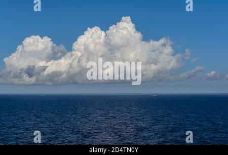 Nuages de cumulus blancs dans le ciel au-dessus bleu de la mer Baltique Banque D'Images