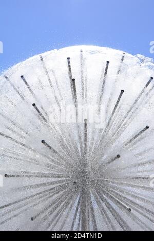 jets d'eau fontaine en été chaud avec réflexions de lumière gouttes d'eau Banque D'Images