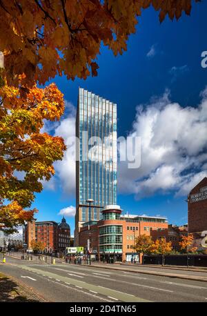 Vue extérieure de jour d'automne de la tour Hadrien à Newcastle upon Tyne, Tyne and Wear, Angleterre, Royaume-Uni Banque D'Images