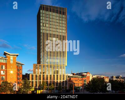 Vue extérieure de jour d'automne de la tour Hadrien à Newcastle upon Tyne, Tyne and Wear, Angleterre, Royaume-Uni Banque D'Images