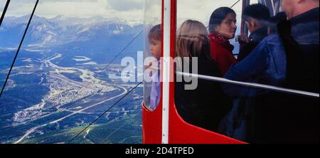 Passagers en tramway au SkyTram de Jasper. Un tramway aérien sur la montagne appelé les siffleurs près de Jasper, en Alberta, au Canada Banque D'Images