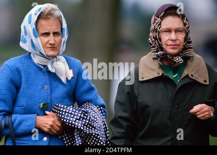 La reine Elizabeth II, portant des lunettes, un foulard et une veste cirée verte, avec son amie Margaret Rhodes (cousine de la reine Elizabeth II), au Royal Windsor Horse Show. Berkshire, Angleterre, Royaume-Uni. Mai 1989 Banque D'Images