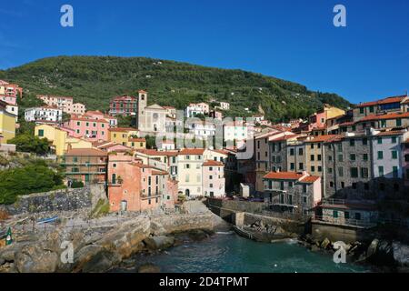 Vue aérienne de Tellaro, ancien et petit village près de Lerici, dans le golfe de la Spezia (Golfo dei Poeti) Ligurie, Italie, Europe Banque D'Images