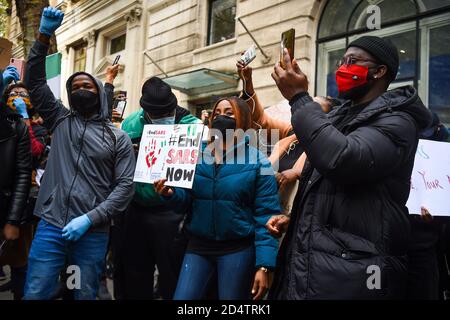 Des manifestants manifestent devant le Haut-commissariat du Nigeria, dans le centre de Londres, au sujet de la Squad anti-vol spécial (SRAS) du gouvernement fédéral nigérian, largement accusé d'arrestations illégales, de torture et de meurtres au Nigeria. Banque D'Images