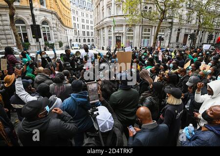 Des manifestants manifestent devant le Haut-commissariat du Nigeria, dans le centre de Londres, au sujet de la Squad anti-vol spécial (SRAS) du gouvernement fédéral nigérian, largement accusé d'arrestations illégales, de torture et de meurtres au Nigeria. Banque D'Images