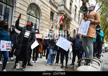 Des manifestants manifestent devant le Haut-commissariat du Nigeria, dans le centre de Londres, au sujet de la Squad anti-vol spécial (SRAS) du gouvernement fédéral nigérian, largement accusé d'arrestations illégales, de torture et de meurtres au Nigeria. Banque D'Images