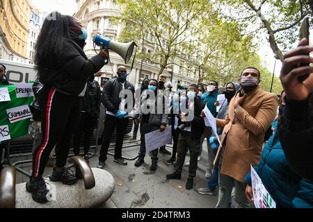 Des manifestants manifestent devant le Haut-commissariat du Nigeria, dans le centre de Londres, au sujet de la Squad anti-vol spécial (SRAS) du gouvernement fédéral nigérian, largement accusé d'arrestations illégales, de torture et de meurtres au Nigeria. Banque D'Images