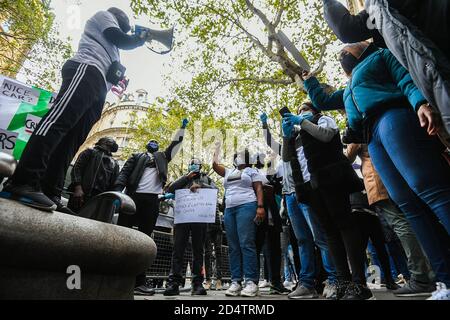 Des manifestants manifestent devant le Haut-commissariat du Nigeria, dans le centre de Londres, au sujet de la Squad anti-vol spécial (SRAS) du gouvernement fédéral nigérian, largement accusé d'arrestations illégales, de torture et de meurtres au Nigeria. Banque D'Images