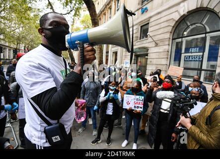 Des manifestants manifestent devant le Haut-commissariat du Nigeria, dans le centre de Londres, au sujet de la Squad anti-vol spécial (SRAS) du gouvernement fédéral nigérian, largement accusé d'arrestations illégales, de torture et de meurtres au Nigeria. Banque D'Images