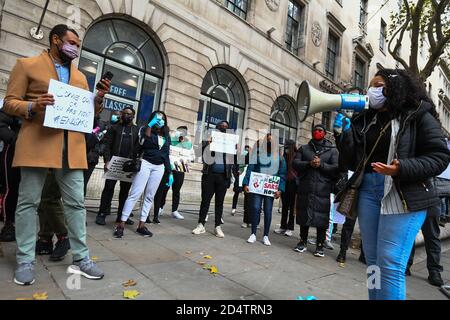 Des manifestants manifestent devant le Haut-commissariat du Nigeria, dans le centre de Londres, au sujet de la Squad anti-vol spécial (SRAS) du gouvernement fédéral nigérian, largement accusé d'arrestations illégales, de torture et de meurtres au Nigeria. Banque D'Images