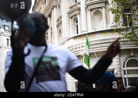 Des manifestants manifestent devant le Haut-commissariat du Nigeria, dans le centre de Londres, au sujet de la Squad anti-vol spécial (SRAS) du gouvernement fédéral nigérian, largement accusé d'arrestations illégales, de torture et de meurtres au Nigeria. Banque D'Images