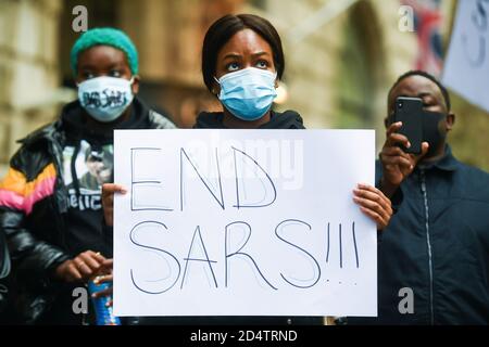 Des manifestants manifestent devant le Haut-commissariat du Nigeria, dans le centre de Londres, au sujet de la Squad anti-vol spécial (SRAS) du gouvernement fédéral nigérian, largement accusé d'arrestations illégales, de torture et de meurtres au Nigeria. Banque D'Images