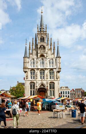 Vue sur le centre-ville historique de Gouda. Markt (marché) avec la célèbre mairie, un exemple d'architecture gothique, un après-midi ensoleillé. Sud Hola Banque D'Images