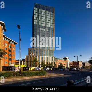 Vue extérieure de jour d'automne de la tour Hadrien à Newcastle upon Tyne, Tyne and Wear, Angleterre, Royaume-Uni Banque D'Images