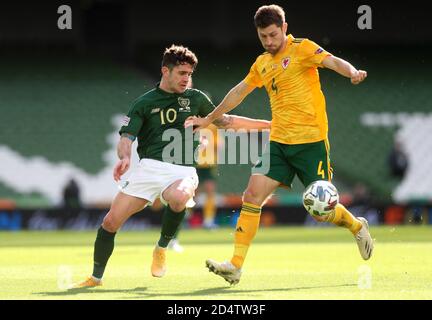 Robbie Brady (à gauche) de la République d'Irlande et Ben Davies du pays de Galles se battent pour le ballon lors du match de la Ligue des Nations de l'UEFA 4, Ligue B au stade Aviva, à Dublin. Banque D'Images