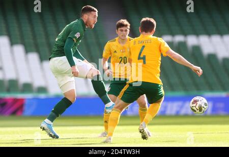 Matt Doherty de la République d'Irlande (à gauche) lutte pour le bal avec Daniel James et Ben Davies du pays de Galles (à droite) lors du match de la Ligue des Nations de l'UEFA 4, Ligue B au stade Aviva, à Dublin. Banque D'Images