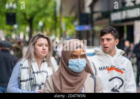 Les membres du public se prominent devant la Maison du Fraser au centre-ville de Birmingham. Un seul porte un masque pour la prévention de COVID-19 Banque D'Images