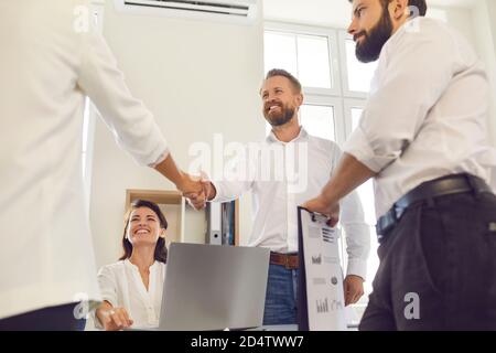 Poignée de main de gens d'affaires positifs au pouvoir après des négociations réussies Banque D'Images