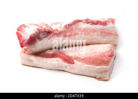 Deux morceaux de viande de bacon crue sur fond blanc. Banque D'Images