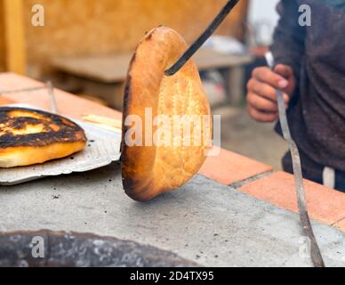 Le lavash, pain blanc sans levain plat sous forme de pain plat fin fait de farine de blé, est cuit au four, dans un tandoor. Le pain pita prêt à l'emploi vient d'être sorti du four. Banque D'Images