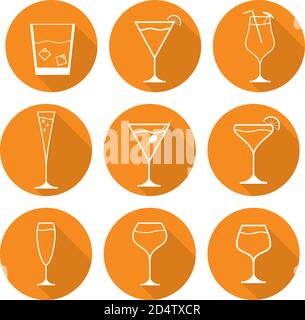 Définir des verres plats pour martini avec une olive, champagne, vin, whisky avec glace et différents cocktails alcoolisés. Illustration de Vecteur