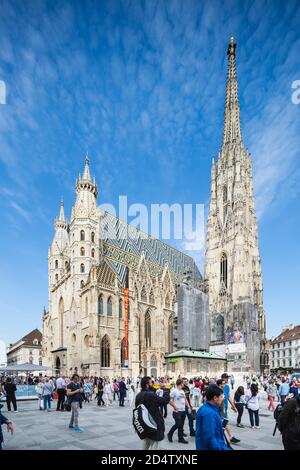 VIENNE - MAI 5 : vue sur la cathédrale Saint-Étienne (Stephansdom) à Stephansplatz avec beaucoup de personnes à Vienne, Autriche, le 5 mai 2018 Banque D'Images