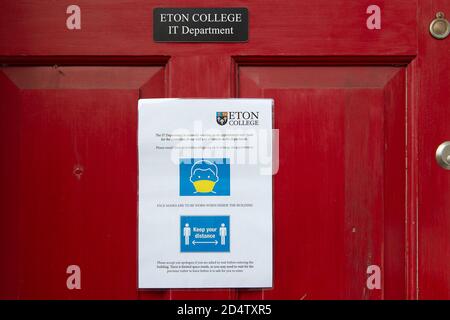 Eton, Windsor, Berkshire, Royaume-Uni. 11 octobre 2020. Un avis de nomination seulement à la porte du département DE LA TI de l'Eton College. Un certain nombre de garçons des collèges Eton ont été testés positifs pour Covid-19 et ont été auto-isolés. Vingt nouveaux cas de Covid-19 ont été signalés au cours des 24 dernières heures dans le quartier royal de Windsor et Maidenhead. Le gouvernement devrait annoncer un nouveau système de verrouillage à trois niveaux pour l'Angleterre après une deuxième pointe dans les cas positifs. Crédit : Maureen McLean/Alay Banque D'Images