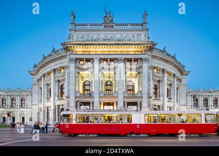 VIENNE - 4 MAI : vue nocturne du Burgtheater à Vienne, Autriche, avec un tramway arrêté le 4 mai 2018 Banque D'Images
