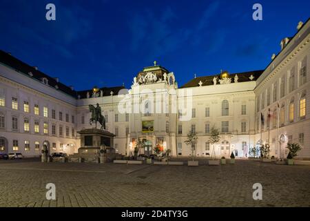 VIENNE - MAI 4 : la Bibliothèque nationale autrichienne (Oesterreichische Nationalbibliothek) à Josefsplatz en Autriche, le soir du 4 mai 2018. Banque D'Images