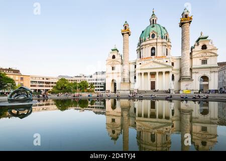 VIENNE - 3 MAI : la belle Karlskirche (St. Karls Church) à Vienne, Autriche, avec une réflexion propre dans l'eau le 3 mai 2018 Banque D'Images