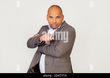Le jeune homme d'affaires afro-américain, regardant avec colère et frognant à la caméra, pointe avec son index, comme s'il vous accusait ou accusait d'une erreur, comme si vous aviez choisi de vous Banque D'Images
