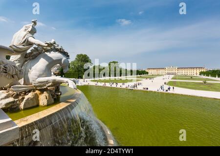 VIENNE - 5 MAI : vue sur le palais de Schönbrunn à Vienne, Autriche, avec la fontaine Neptune au premier plan le 5 mai 2018. Banque D'Images