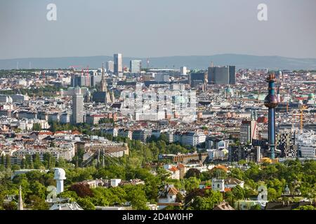 VIENNE - MAI 6: Vue d'une colline au centre ville de Vienne avec la tour de l'usine d'incinération des déchets Spittelau à droite, Autriche le 6 mai, Banque D'Images