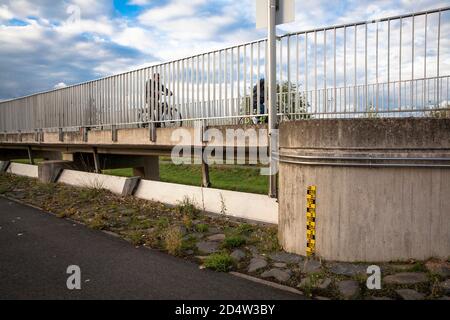 Construction d'un point d'entrée pour la zone de rétention entre Cologne-Langel et Niederkassel-Luelsdorf, Rhénanie-du-Nord-Westphalie, Allemagne. Pendant les inondations de la RHI Banque D'Images