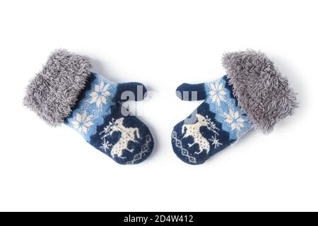 Moufles tricotées en laine pour bébé avec cerf isolé sur blanc Banque D'Images