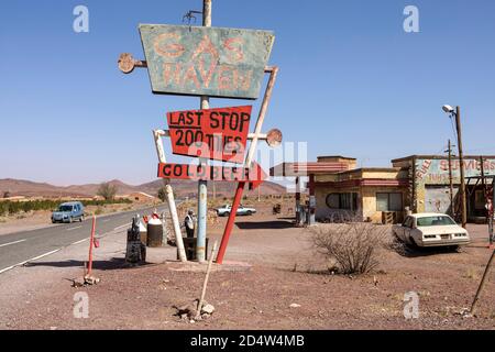 Anti-Atlas, Maroc. 25 février 2020. Décor de station-service pour le cinéma le 25 février 2020 à anti-Atlas, Maroc. Banque D'Images