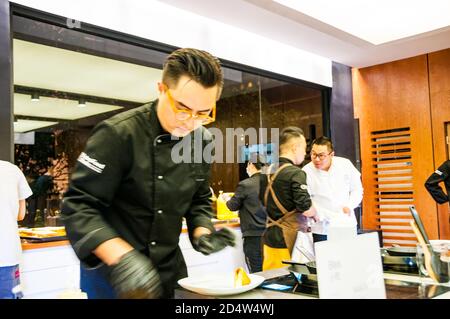 Le chef Andrew Moo cuisant des œufs et des chorizo de plante du fromage grillé Au future Food Studio en quelques fenêtres À Shanghai en utilisant un substitut d'oeuf à base de plantes Banque D'Images