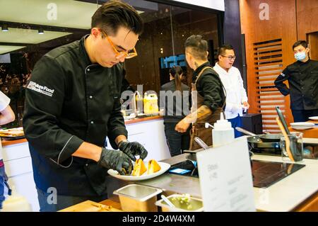 Le chef Andrew Moo cuisant des œufs et des chorizo de plante du fromage grillé Au future Food Studio en quelques fenêtres À Shanghai en utilisant un substitut d'oeuf à base de plantes Banque D'Images