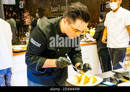 Le chef Andrew Moo cuisant des œufs et des chorizo de plante du fromage grillé Au future Food Studio en quelques fenêtres À Shanghai en utilisant un substitut d'oeuf à base de plantes Banque D'Images