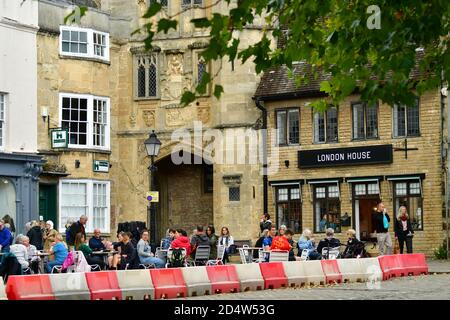 Wells, Royaume-Uni. 11 octobre 2020. 11/octobre 2020. La nouvelle normale, Covid-19 manger dehors avec des barrières rouges et blanches séparant les gens pour la distanciation sociale à la ville de Wells dans le Somerset lors d'un après-midi chaud et doux en octobre. Crédit photo : Robert Timoney/Alay Live News Banque D'Images