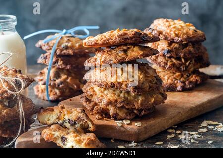 Flocons d'avoine, abricots et biscuits aux pépites de chocolat Banque D'Images