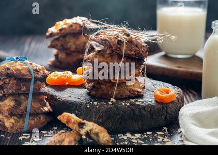 Flocons d'avoine, abricots et biscuits aux pépites de chocolat Banque D'Images