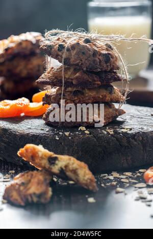 Flocons d'avoine, abricots et biscuits aux pépites de chocolat Banque D'Images