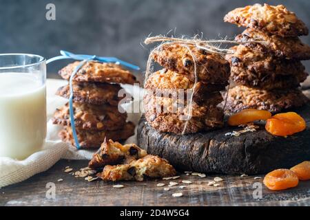 Flocons d'avoine, abricots et biscuits aux pépites de chocolat Banque D'Images