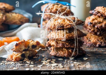 Flocons d'avoine, abricots et biscuits aux pépites de chocolat Banque D'Images