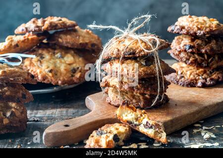 Flocons d'avoine, abricots et biscuits aux pépites de chocolat Banque D'Images