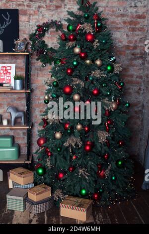 Vue de vacances: Arbre de Christmass avec rouge décoré dans la salle du soir, concept de vacances Banque D'Images