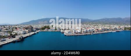 Vue aérienne du port de Kalamata à la lumière du jour, l'un des plus grands ports du Péloponnèse, Grèce Banque D'Images