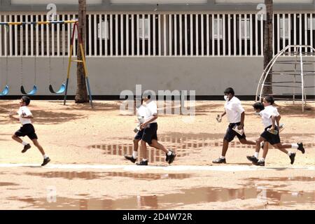 Colombo, Sri Lanka. 11 octobre 2020. Les étudiants qui viennent de terminer leurs examens se trouvent sur le campus d'une école à Colombo, Sri Lanka, le 11 octobre 2020. Environ 330,000 étudiants sri-lankais ont passé l'examen de bourses d'études, également connu sous le nom d'examen de bourses d'études de 5 e année, dans près de 3,000 centres d'examen à travers le pays, dimanche, dans le contexte de la pandémie COVID-19. Credit: Tang lu/Xinhua/Alay Live News Banque D'Images